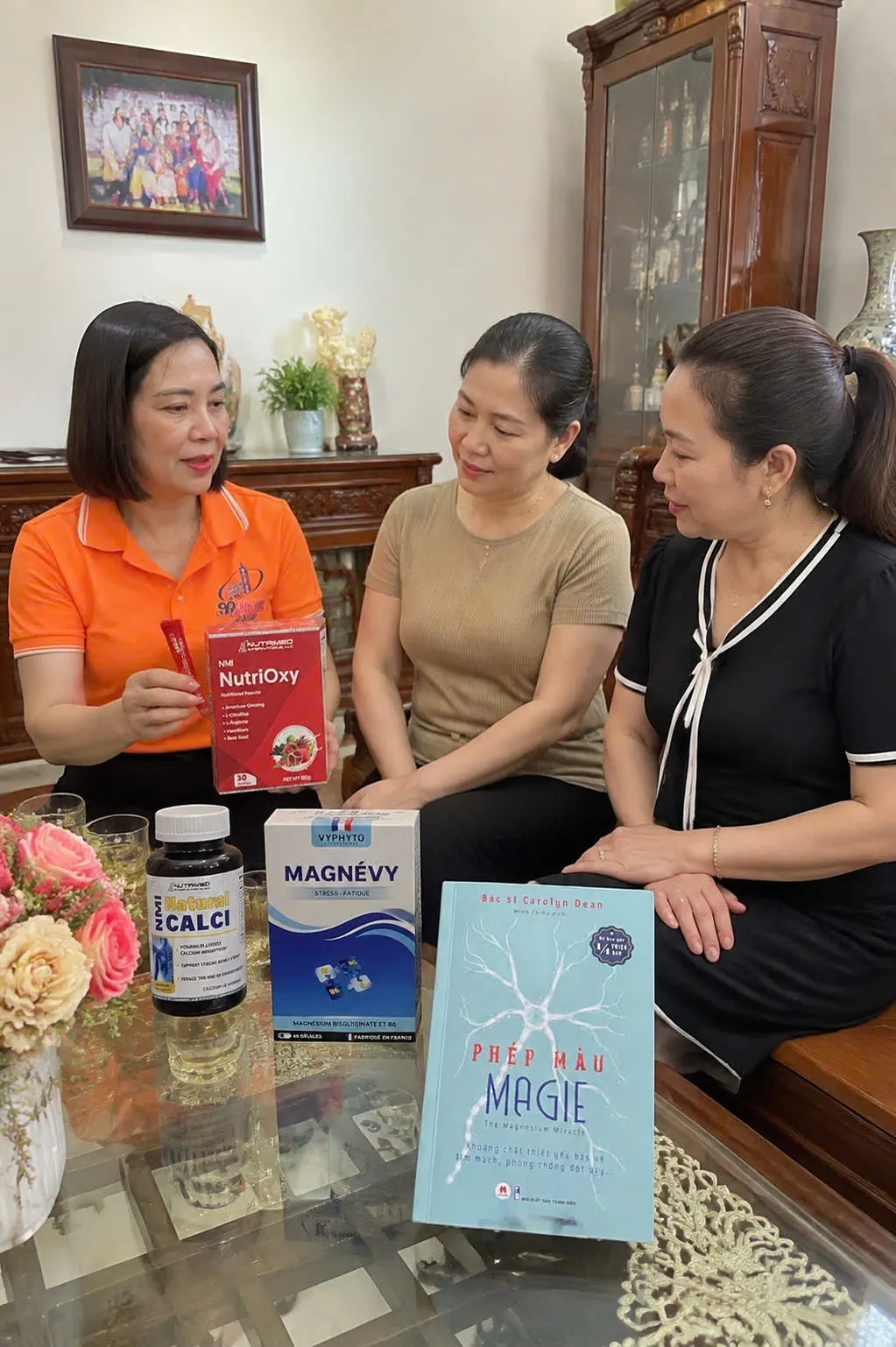 Trần Huê đang tư vấn khách hàng về các sản phẩm chăm sóc xương khớp